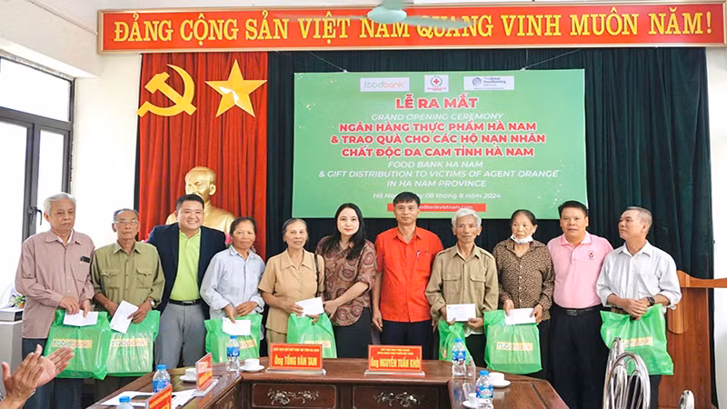 Ban tổ chức trao quà cho các hộ nạn nhân chất độc da cam tại Hà Nam.