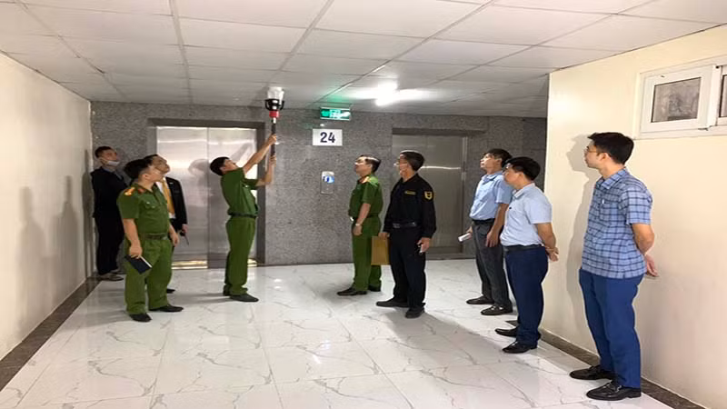 Lực lượng chức năng kiểm tra công tác phòng cháy, chữa cháy tại khách sạn Mường Thanh. Lực lượng chức năng kiểm tra công tác phòng cháy, chữa cháy tại khách sạn Mường Thanh.