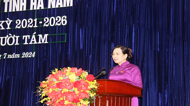 Đồng chí Lê Thị Thủy, Ủy viên Trung ương Đảng, Bí thư Tỉnh ủy, Chủ tịch HĐND tỉnh phát biểu bế mạc Kỳ họp
