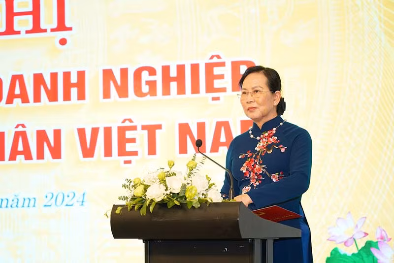 Đồng chí Lê Thị Thủy, Ủy viên Trung ương Đảng, Bí thư Tỉnh ủy, Chủ tịch Hội đồng nhân dân tỉnh phát biểu tại hội nghị.