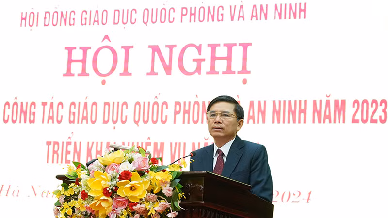 Đồng chí Trần Xuân Dưỡng, Phó Chủ tịch Ủy ban nhân dân tỉnh, Chủ tịch Hội đồng Giáo dục quốc phòng và an ninh tỉnh Hà Nam phát biểu tại Hội nghị.
