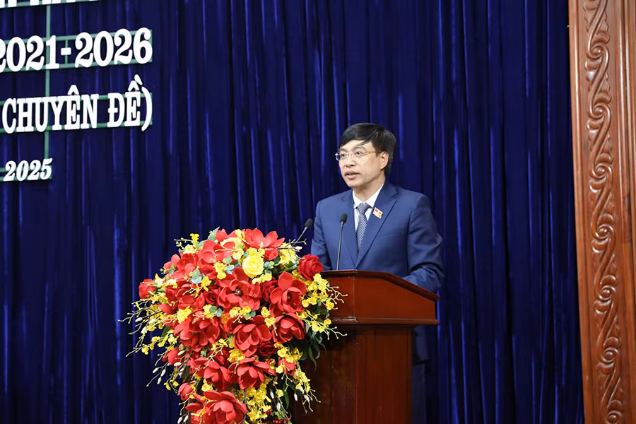 Ông Đặng Thanh Sơn, Phó Chủ tịch Thường trực Hội đồng nhân dân tỉnh Hà Nam, phát biểu tại kỳ họp.