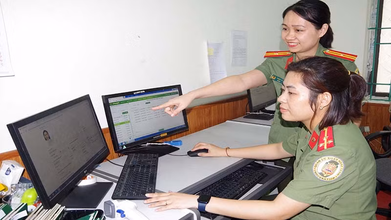 Cán bộ, chiến sĩ Phòng Quản lý xuất-nhập cảnh, Công an tỉnh Hà Nam tiếp nhận hồ sơ đăng ký đề nghị cấp hộ chiếu phổ thông của công dân trên Cổng dịch vụ công trực tuyến. Cán bộ, chiến sĩ Phòng Quản lý xuất-nhập cảnh, Công an tỉnh Hà Nam tiếp nhận hồ sơ đăng ký đề nghị cấp hộ chiếu phổ thông của công dân trên Cổng dịch vụ công trực tuyến.