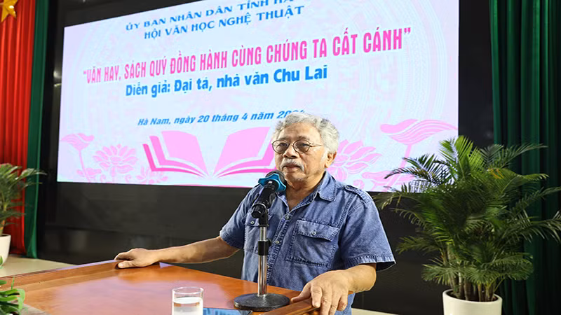 Đại tá, Nhà văn Chu Lai chia sẻ những câu chuyện thực tế của nhà văn khi trực tiếp tham gia chiến đấu trong chiến trường và lan tỏa tình yêu, văn hóa đọc đến với độc giả Hà Nam.