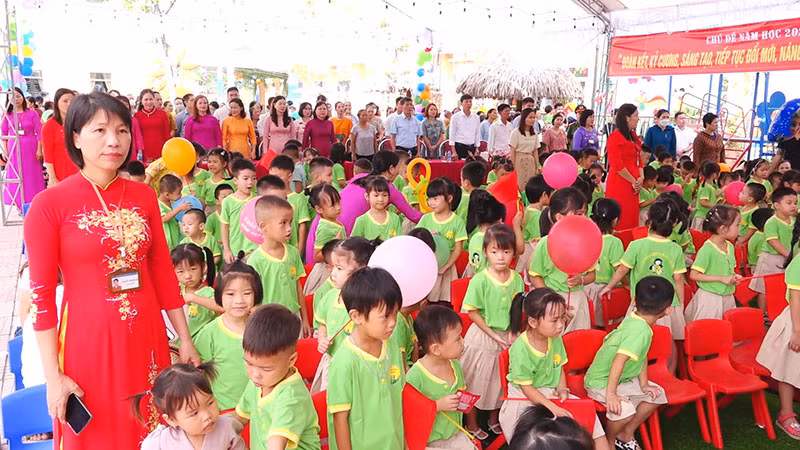 Cô và trò Trường mầm non phường Lam Hạ, thành phố Phủ Lý háo hức đón chào năm học mới.