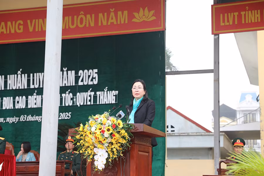 Đồng chí Đinh Thị Lụa, Phó Bí thư Thường trực Tỉnh ủy phát biểu tại lễ ra quân huấn luyện.