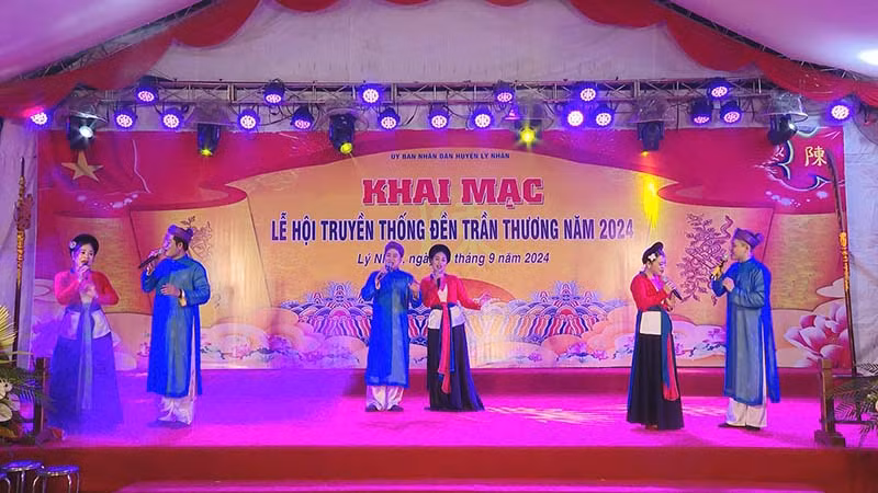 Tiết mục văn nghệ chào mừng lễ khai hội đền Trần Thương năm 2024.