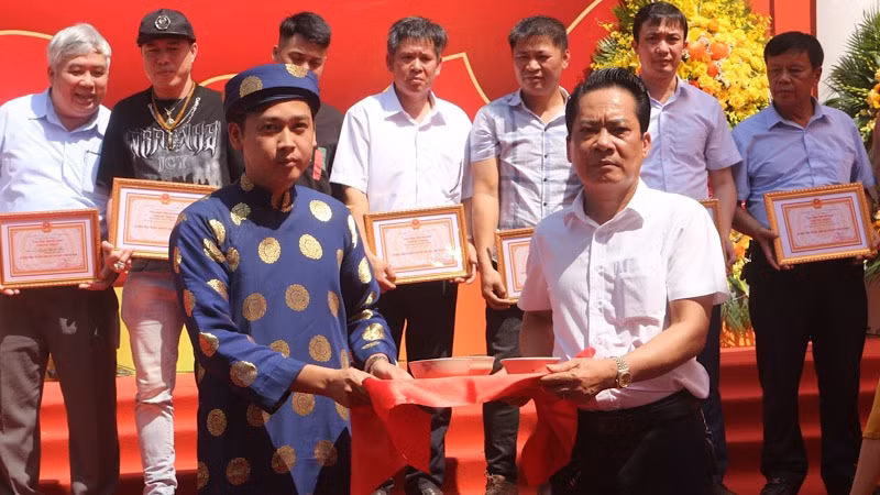 Các nhà sưu tập tư nhân tặng hiện vật cho Bảo tàng tỉnh Hà Nam. Các nhà sưu tập tư nhân tặng hiện vật cho Bảo tàng tỉnh Hà Nam.