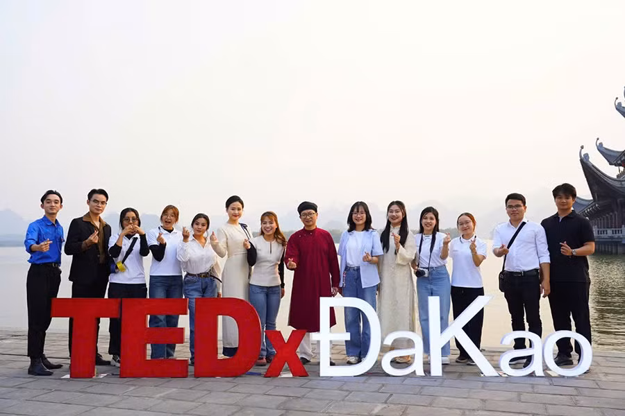 Các diễn giả TEDx Studio 2025 cùng đồng hành trong hành trình lan tỏa những giá trị Việt Nam đến cộng đồng TEDx toàn cầu. Các diễn giả TEDx Studio 2025 cùng đồng hành trong hành trình lan tỏa những giá trị Việt Nam đến cộng đồng TEDx toàn cầu.