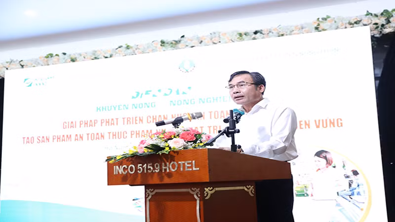 Đồng chí Trương Quốc Hưng, Phó Giám đốc Sở Nông nghiệp và Phát triển nông thôn tỉnh Hà Nam phát biểu tại diễn đàn. Đồng chí Trương Quốc Hưng, Phó Giám đốc Sở Nông nghiệp và Phát triển nông thôn tỉnh Hà Nam phát biểu tại diễn đàn.
