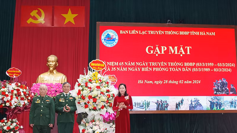 Phó Bí thư Thường trực Tỉnh ủy Hà Nam tặng hoa chúc mừng các cựu chiến binh Bộ đội Biên phòng tỉnh.
