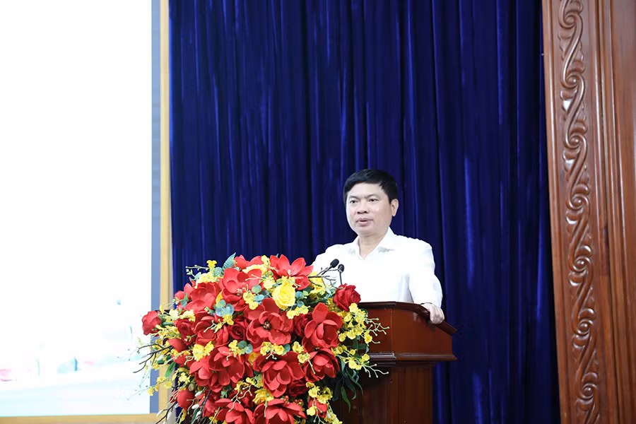 Đồng chí Trương Quốc Huy, Bí thư Tỉnh ủy, Chủ tịch Ủy ban nhân dân tỉnh, Trưởng Đoàn đại biểu Quốc hội tỉnh Hà Nam phát biểu tại hội nghị.