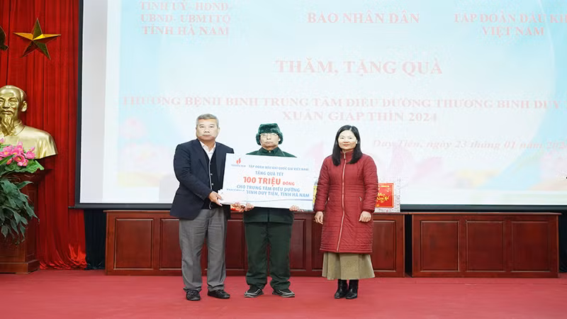 Lãnh đạo Tập đoàn Dầu khí Việt Nam trao tặng quà Tết cho Trung tâm điều dưỡng thương binh Duy Tiên.