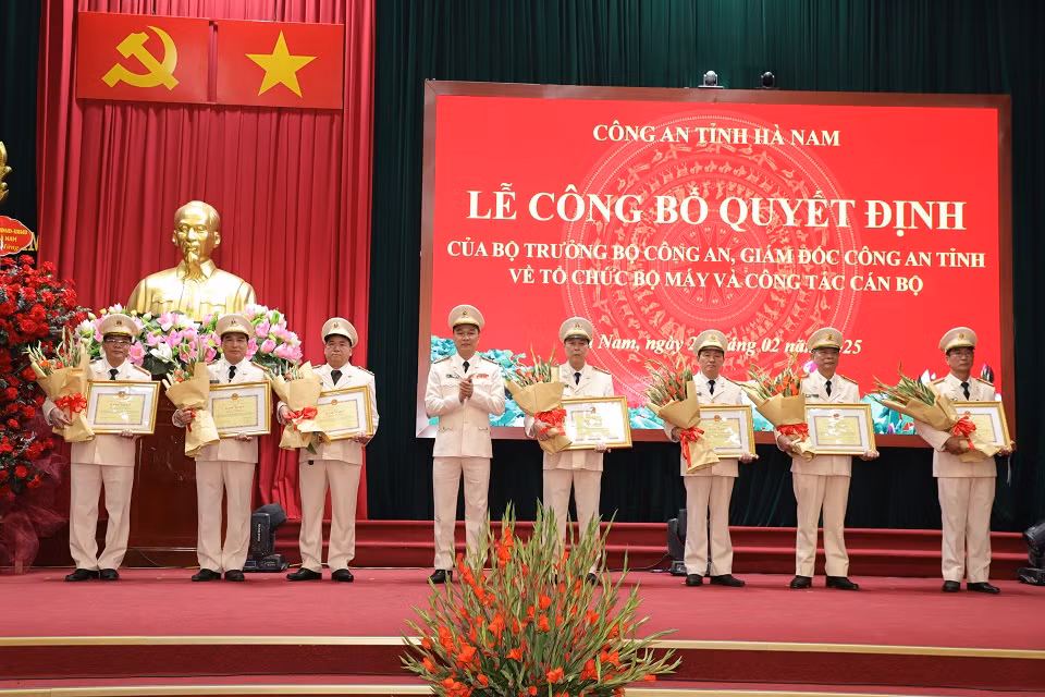 Đại tá Tô Anh Dũng, Giám đốc Công an tỉnh trao Bằng khen của Chủ tịch Ủy ban nhân dân tỉnh cho các đồng chí có thành tích xuất sắc trong việc triển khai, thực hiện có hiệu quả Nghị quyết số 18-NQ/TW.
