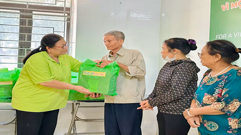 Đại diện Ngân hàng Thực phẩm Việt Nam trao quà cho các hộ nạn nhân chất độc da cam tại Hà Nam. Đại diện Ngân hàng Thực phẩm Việt Nam trao quà cho các hộ nạn nhân chất độc da cam tại Hà Nam.
