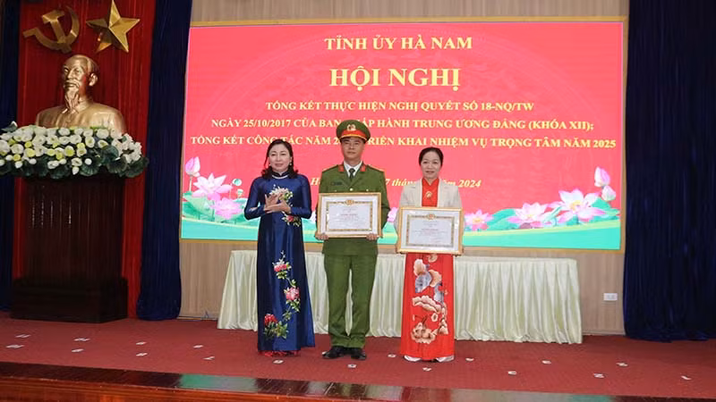 Đồng chí Phó Bí thư Thường trực Tỉnh ủy trao Bằng khen của Trưởng Ban Tuyên giáo Trung ương cho 1 tập thể và 1 cá nhân có thành tích tiêu biểu trong học tập và làm theo tấm gương đạo đức, phong cách Hồ Chí Minh năm 2024. Đồng chí Phó Bí thư Thường trực Tỉnh ủy trao Bằng khen của Trưởng Ban Tuyên giáo Trung ương cho 1 tập thể và 1 cá nhân có thành tích tiêu biểu trong học tập và làm theo tấm gương đạo đức, phong cách Hồ Chí Minh năm 2024.