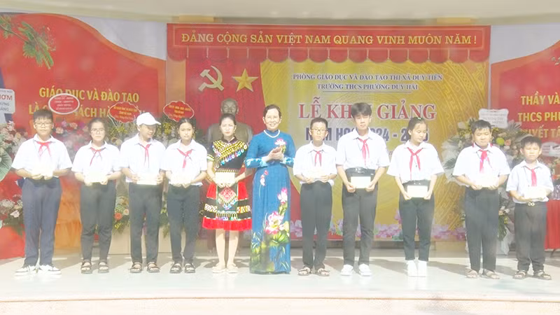 Bí thư Tỉnh ủy Hà Nam Lê Thị Thủy trao học bổng cho các em học sinh có hoàn cảnh khó khăn của phường Duy Hải, thị xã Duy Tiên. Bí thư Tỉnh ủy Hà Nam Lê Thị Thủy trao học bổng cho các em học sinh có hoàn cảnh khó khăn của phường Duy Hải, thị xã Duy Tiên.