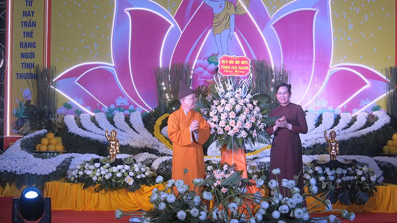 Đồng chí Bí thư Tỉnh ủy tặng hoa chúc mừng Ban Trị sự Giáo hội Phật giáo tỉnh Hà Nam.