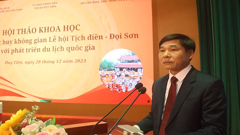 Đồng chí Nguyễn Anh Chức, Phó Chủ tịch Ủy ban nhân dân tỉnh Hà Nam, phát biểu tại hội thảo.