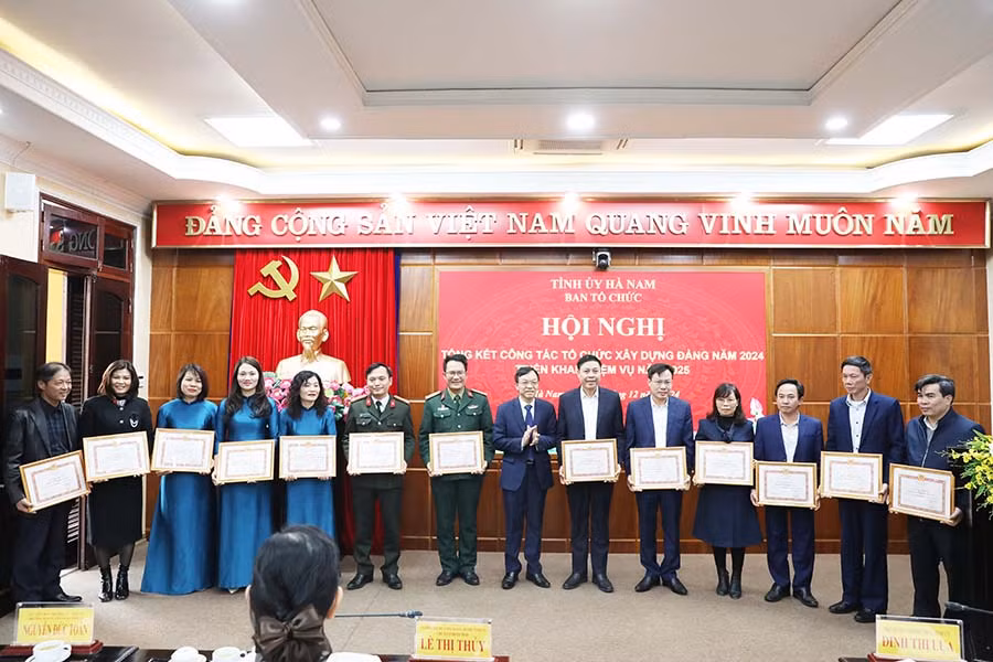 Ban Tổ chức Tỉnh ủy khen thưởng các tập thể, cá nhân có thành tích xuất sắc trong công tác tổ chức xây dựng Đảng năm 2024.