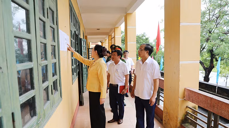 Đồng chí Bí thư Tỉnh ủy Lê Thị Thủy kiểm tra công tác chuẩn bị tổ chức Kỳ thi tốt nghiệp trung học phổ thông 2024 tại các điểm thi.