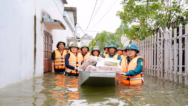 Các đồng chí lãnh đạo tỉnh Hà Nam tận tay trao các nhu yếu phẩm cần thiết phục vụ sinh hoạt tạm thời cho bà con trong những ngày bị ngập lụt.