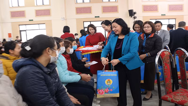 Trưởng Ban Dân vận Trung ương Bùi Thị Minh Hoài tặng quà người lao động trên địa bàn tỉnh Hà Nam nhân dịp Tết Nguyên đán Giáp Thìn 2024.