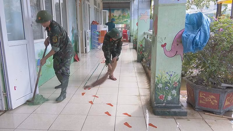 Lực lượng quân đội hỗ trợ các nhà trường vệ sinh trường lớp để đón học sinh quay lại trường học.