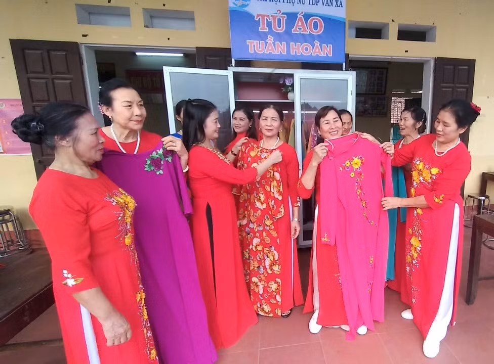 Tủ áo dài tuần hoàn tổ dân phố Văn Xá phường Yên Bắc.