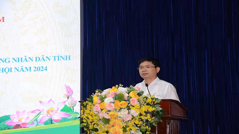 Đồng chí Trương Quốc Huy, Phó Bí thư tỉnh ủy, Chủ tịch Ủy ban nhân dân, Trưởng đoàn đại biểu Quốc hội tỉnh Hà Nam phát biểu tại Hội nghị.