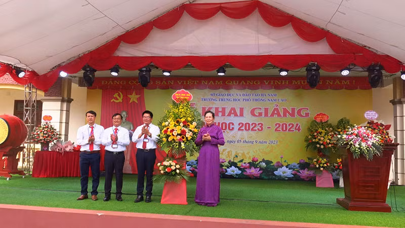 Đồng chí Bí thư Tỉnh ủy, Chủ tịch Hội đồng nhân dân Hà Nam tặng hoa chúc mừng thầy và trò Trường THPT Nam Cao.
