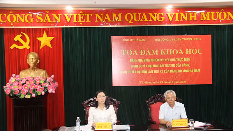 Phó Chủ tịch Thường trực Hội đồng lý luận Trung ương và Phó Bí thư Thường trực Tỉnh ủy Hà Nam chủ trì Tọa đàm.