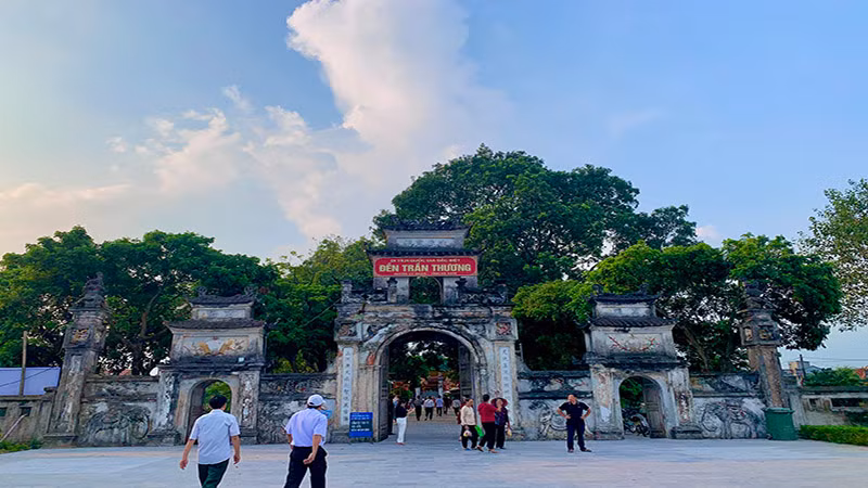 Đông đảo du khách thập phương và nhân dân về dự lễ hội truyền thống Đền Trần Thương.