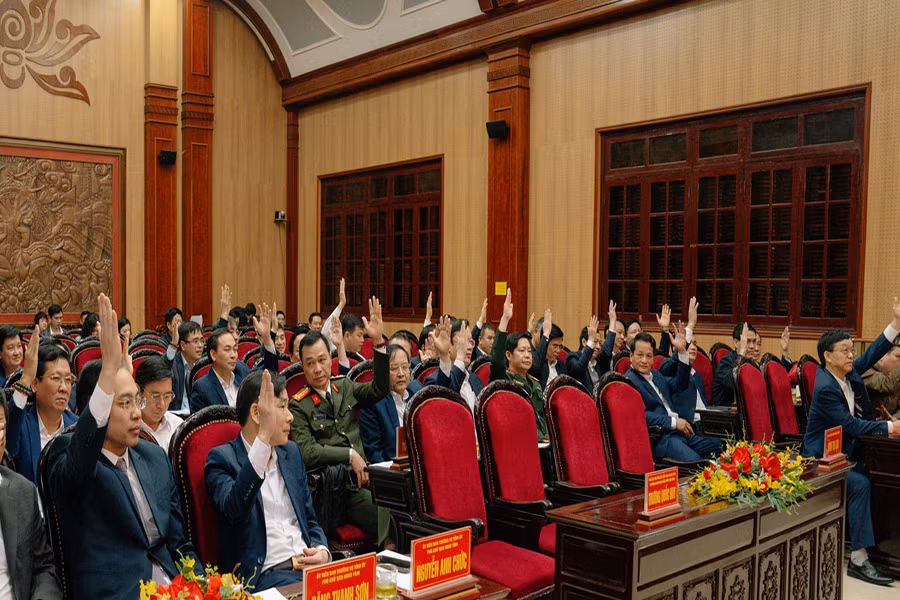 Các đại biểu dự hội nghị biểu quyết thông qua biên bản bầu chức danh Bí thư Tỉnh ủy khóa XX, nhiệm kỳ 2020-2025. Các đại biểu dự hội nghị biểu quyết thông qua biên bản bầu chức danh Bí thư Tỉnh ủy khóa XX, nhiệm kỳ 2020-2025.