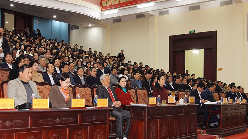 Các đại biểu dự hội nghị tại điểm cầu Nhà văn hóa trung tâm tỉnh.