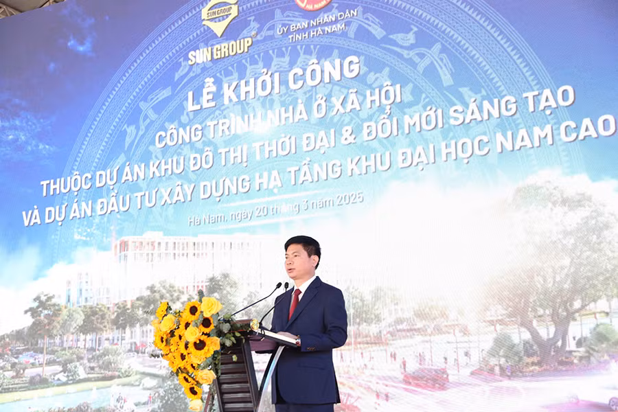 Đồng chí Trương Quốc Huy, Bí thư Tỉnh ủy, Chủ tịch Ủy ban nhân dân tỉnh Hà Nam phát biểu chỉ đạo tại buổi lễ.