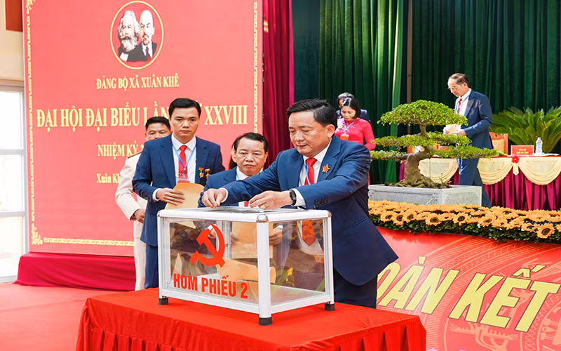Các đại biểu bỏ phiếu bầu Ủy viên Ban Chấp hành Đảng bộ xã Xuân Khê nhiệm kỳ 2025-2030. Các đại biểu bỏ phiếu bầu Ủy viên Ban Chấp hành Đảng bộ xã Xuân Khê nhiệm kỳ 2025-2030.