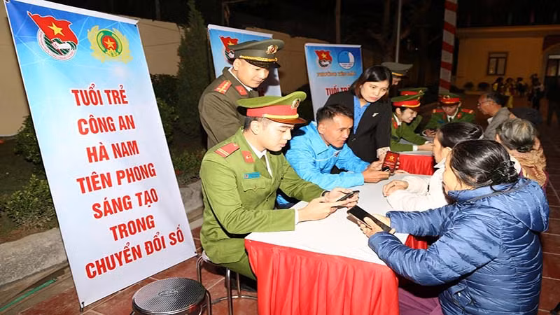 Cán bộ Công an hướng dẫn người dân cài đặt ứng dụng tài khoản định danh điện tử VNEID và thực hiện các bước khai báo tố giác tội phạm qua ứng dụng VNEID.