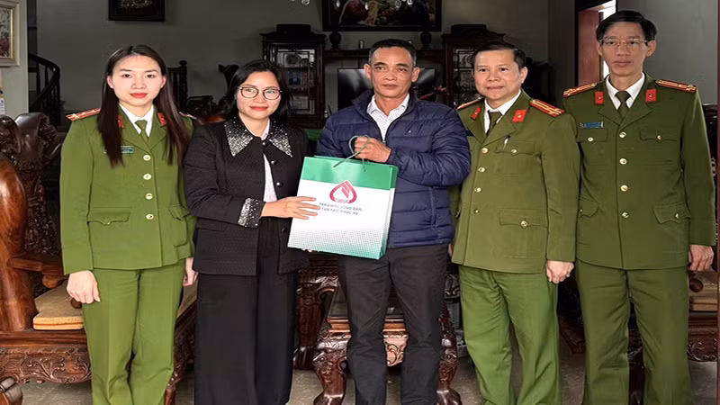 Công tác Công an tỉnh và Chi nhánh Ngân hàng chính sách xã hội tỉnh Hà Nam đã đến thăm hỏi, chúc Tết gia đình anh Lã Văn Thìn ở Tổ 1 phường Thanh Tuyền, thành phố Phủ Lý.