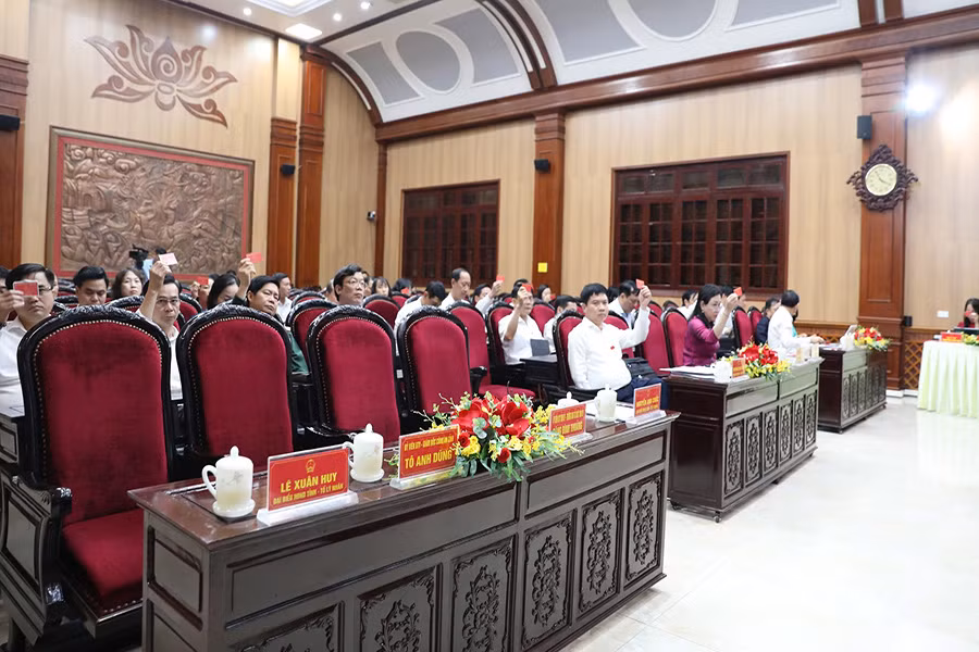 Các đại biểu biểu quyết thông qua các nghị quyết của kỳ họp.