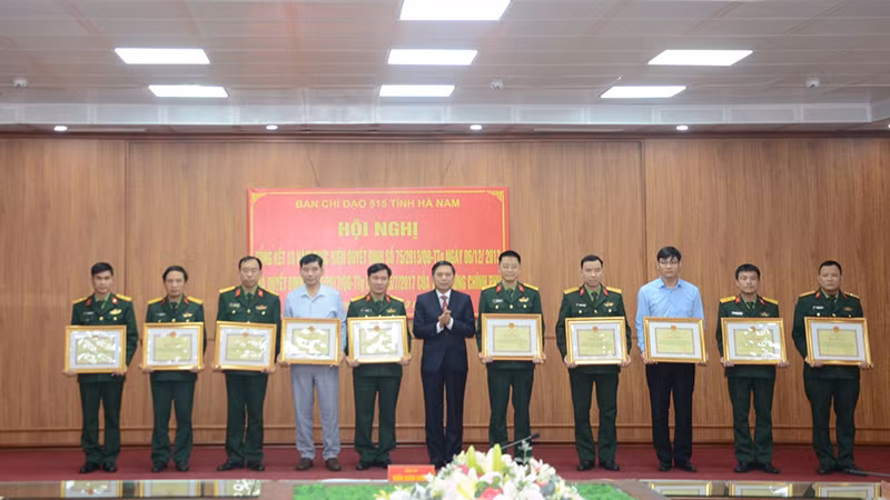 Các tập thể, cá nhân có thành tích xuất sắc trong thực hiện Quyết định số 75/2013/QĐ-TTg và Quyết định số 35/2017/QĐ-TTg của Thủ tướng Chính phủ được nhận Bằng khen của Chủ tịch Ủy ban nhân dân tỉnh. Các tập thể, cá nhân có thành tích xuất sắc trong thực hiện Quyết định số 75/2013/QĐ-TTg và Quyết định số 35/2017/QĐ-TTg của Thủ tướng Chính phủ được nhận Bằng khen của Chủ tịch Ủy ban nhân dân tỉnh.