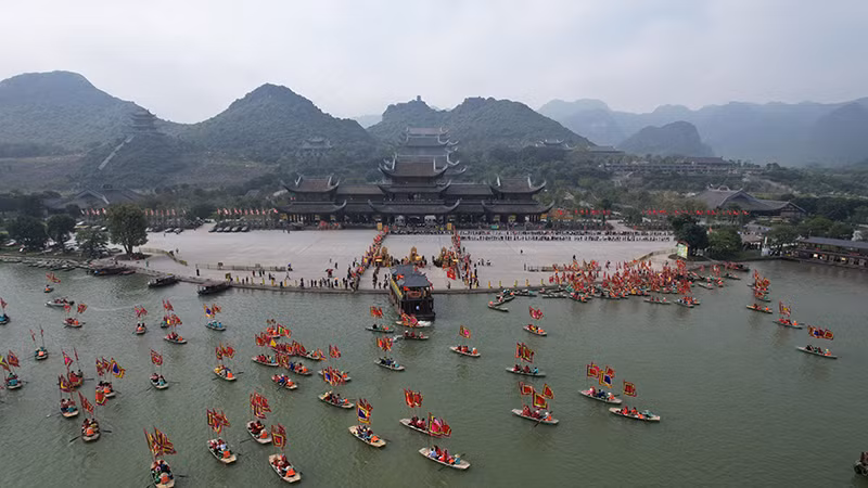 Hoạt động rước nước tại Hội xuân Tam Chúc.