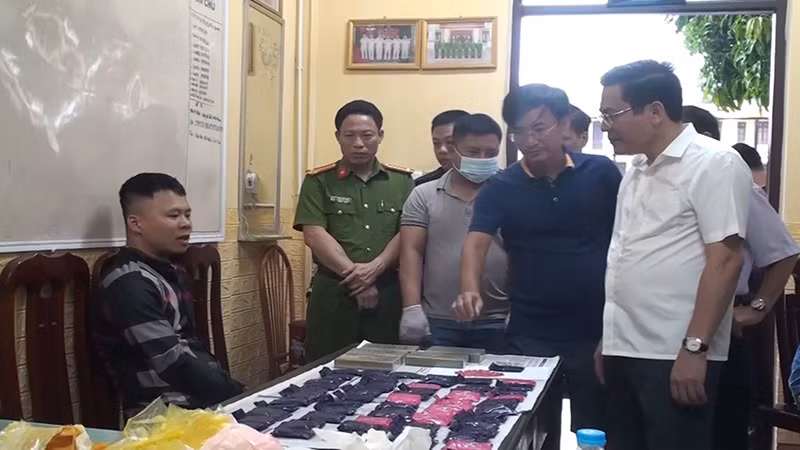Cán bộ, chiến sĩ công an tỉnh Hà Nam đấu tranh với các đối tượng buôn bán, tàng trữ trái phép chất ma túy.