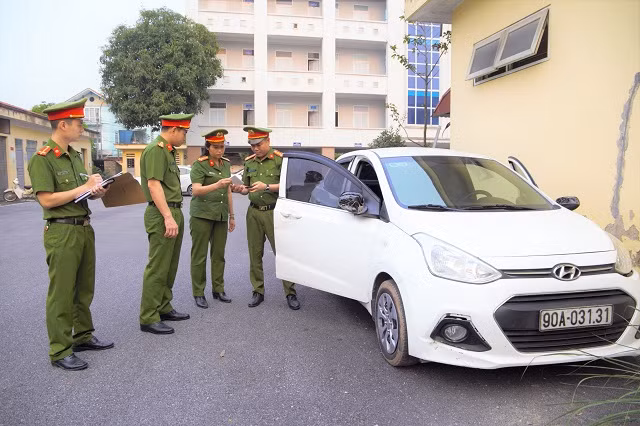 Lãnh đạo Công an TP Phủ Lý chỉ đạo Đội Cảnh sát hình sự kiểm tra các vật chứng thu giữ.