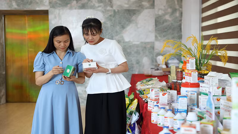 Các đại biểu tham quan gian hàng trưng bày các sản phẩm chăn nuôi an toàn sinh học tại diễn đàn. Các đại biểu tham quan gian hàng trưng bày các sản phẩm chăn nuôi an toàn sinh học tại diễn đàn.