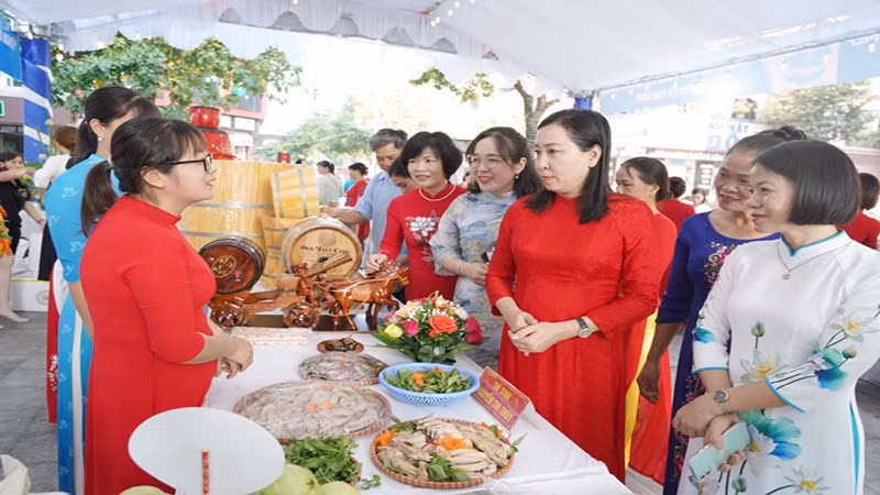Các đại biểu tham quan gian hàng giới thiệu sản phẩm của Hội Liên hiệp phụ nữ các huyện, thị xã, thành phố.