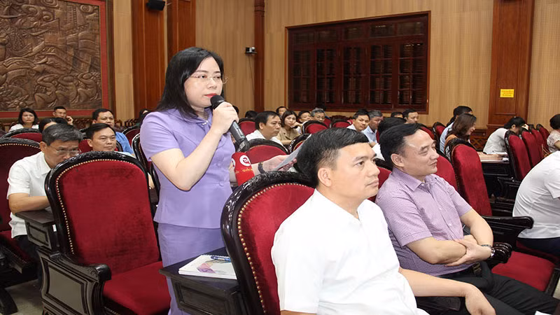 Đại diện cử tri Liên đoàn Lao động nêu kiến nghị với Đoàn đại biểu Quốc hội tỉnh Hà Nam. Đại diện cử tri Liên đoàn Lao động nêu kiến nghị với Đoàn đại biểu Quốc hội tỉnh Hà Nam.