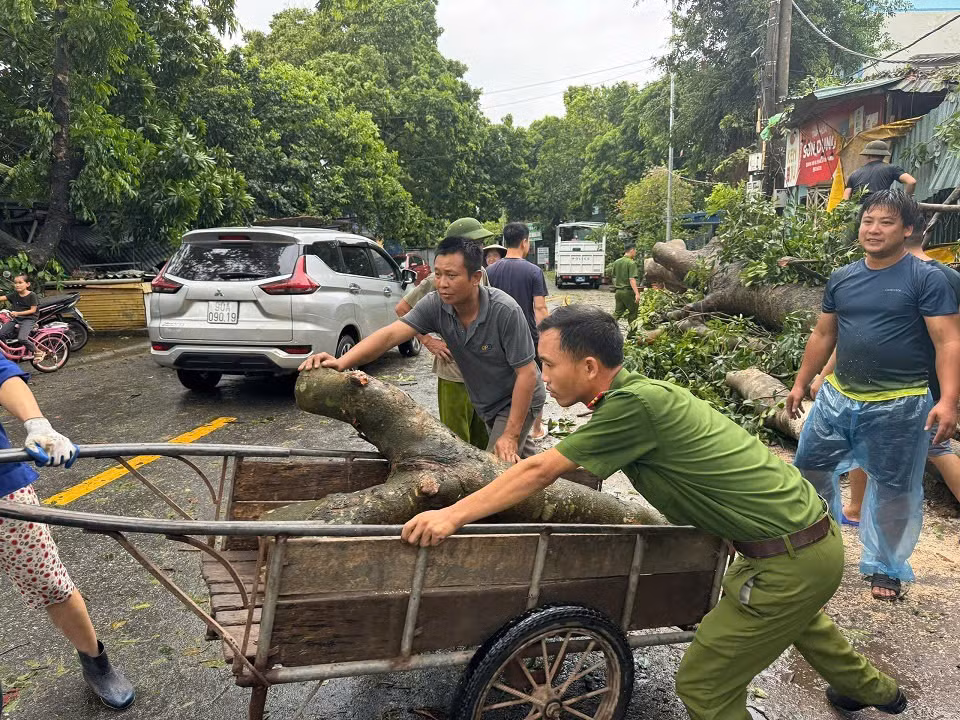 Lực lượng công an về cơ sở giúp nhân dân khắc phục hậu quả sau mưa bão. Lực lượng công an về cơ sở giúp nhân dân khắc phục hậu quả sau mưa bão.