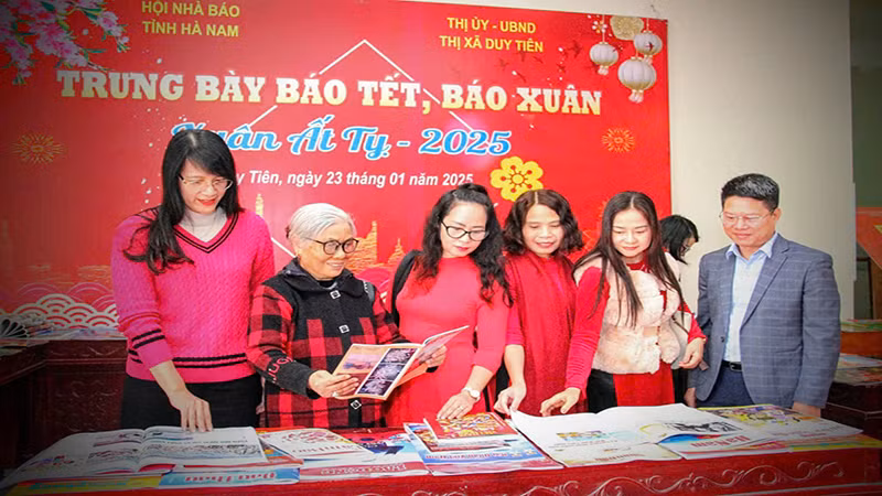 Các bạn đọc tham quan gian trưng bày báo Tết, báo Xuân. Các bạn đọc tham quan gian trưng bày báo Tết, báo Xuân.