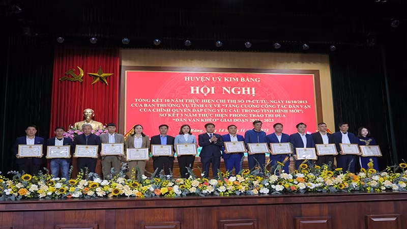 Các tập thể, cá nhân có thành tích xuất sắc trong công tác Dân vận được khen thưởng.